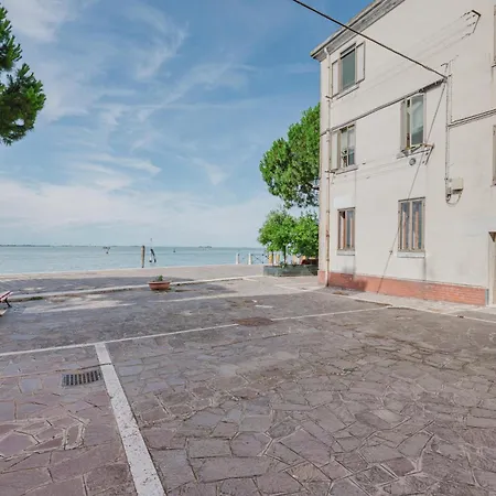 Lagoon View - 12 Min To The Train Station شقة