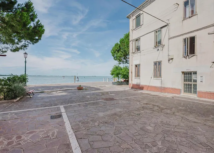 Lagoon View - 12 Min To The Train Station شقة